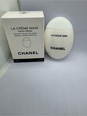 CHANEL La Crème Main Hand Cream in White Compact